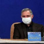 تلاش برای افزایش سهم سوابق تحصیلی در کنکور صبح امروز محمود امانی تهرانی در نشست خبری امروز خود با اصحاب رسانه که به صورت ویدئو کنفرانسی برگزار شد در ابتدا گفت: برای بهتر شدن حال آموزش و پرورش نیازمند افزایش سطح آگاهی جامعه از آموزش و پرورش هستیم. وجود فهم عمومی درست از سطح جامعه و بهداشت از موضوعات مختلف اهمیت دارد. آگاهی ریشه بهبود تمام امور است به ویژه در آموزش و پرورش این آگاهی مهم تر است. دبیر کل شورای عالی آموزش و پرورش بیان کرد: تمام ذهن مردم و مسئولان درباره مدرسه و ماموریت آن مدرسه خلاصه شده در اینکه در مدرسه بچه ها قرار است تعدادی کتاب درسی بخوانند و امتحانی گرفته شود. اما واقعیت این است که کتاب درسی را به طرق دیگر نیز می‌توان آموخت. مدرسه کارکردی فراتر از این بخش آموزشی دارد و امروزه معاونت‌های مختلف آموزش و پرورش در حال تلاش برای تغذیه مدارس با کارهای دیگر هستند. به طور مثال بچه‌ها باید در مدارس رشد کنند و تاب آور شوند. یکی از مهم ترین کارها این است که این نگاه را تغییر دهیم و بهبود ببخشیم. معاونت های مختلف چون پرورشی و تربیت بدنی تلاش های بسیاری می کنند و طرح های بسیاری وارد مدارس می کنند اما به علت غلبه این فرهنگ معمولاً توفیق بزرگ به دست نمی آورند باید برای تغییر این نگاه تلاش کنیم. وی در ادامه گفت: در باب بازگشایی، امتحانات، زمانبندی، شیوه آموزش و غیره به مدرسه جایگاه داده ایم هم در مصوبات شورا و هم در شیوه نامه‌ای که وزارتخانه ابلاغ کرد. آنچه بر این موضوع تاثیر می گذارد یکی عوامل بیرونی است که تغییرات و نوساناتی در تصمیم گیری ها و سیاست هایشان دارند که شاید اقتضای شرایط بحران کرونا باشد. دوم به خود ما برمی گردد که عادت کرده ایم تولی گری کنیم. باورم بر این است که باید به جایگاه مدارس توجه داشته باشیم. اصلاحات و تغییراتی که در آیین نامه اجرایی مدارس در دست بررسی و اعمال است، مدرسه محوری را پررنگ تر خواهد کرد. همه مصوبات شورای عالی آموزش و پرورش پیوست پژوهشی دارد امانی تهرانی در پاسخ به سوال خبرنگار مهر در خصوص پژوهش های شورای عالی آموزش و پرورش و اینکه آیا بناست این پژوهش ها برای مصوبات این شورا توسط خود پژوهشگاه صورت بگیرد یا به پژوهشگاه ارجاع شود، گفت: کل مصوبات ما در شورای عالی آموزش و پرورش باید پژوهش داشته باشد و همیشه یک کمیته پژوهشی داشته و کمیته پژوهش به کمیته علمی پژوهشی کردم چون پاره‌ای از مباحث علمی هست که به مسائل علمی بپردازد و از پتانسیل افراد دارد استفاده می شود و نتایج خوبی برای ما در همین جلسات دارد. تمام ترکیب علمی و پژوهشی را جدید و غنی کردیم و به طور جدی داریم به آن می پردازیم. در اجرای پژوهش ها نیز شیوه ها مختلف است. پاره‌ای به پژوهشگاه ارجاع می شود به پژوهشگاه مطالعات آموزش و پرورش و پاره‌ای را هم خودمان سفارش می دهیم و بخشی را از پژوهش های دیگران استفاده می کنیم. همه مصوبات ما باید پیوست پژوهشی داشته باشد. وی در پاسخ به پرسش دیگر خبرنگار مهر، ما در باب آموزش مجازی و اینکه آیا مستقیماً شورای عالی آموزش و پرورش در این باب ورود کرده است و ارزیابی دارد، بیان کرد: ما مستقیماً این کار را نکردیم مگر در گزارش های شورای معاونین آن را استخراج کرده باشیم. تصورم این است که دیگر بخش های آموزش و پرورش با جدیت کار را دنبال می کنند. ما بیشتر در کمیته علمی پژوهشی نار بر کارهایی که باید پشتوانه مصوبات جدید و بحث های مربوط به نظارت و اجرای مصوبات جدید است، تمرکز دارد و خوشبختانه ۴ سال پیاپی است که کمیته پژوهشی شورای عالی به عنوان کمیته پژوهشی برتر آموزش و پرورش انتخاب شده است. مشکل اصلی هدایت تحصیلی کجاست؟ دبیر کل شورای عالی آموزش و پرورش در بخش دیگری از پاسخ به سوال خبرنگار مهر در خصوص اینکه برای حل مشکلات هدایت تحصیلی این شورا چه اقدامات یا مصوباتی در دستور کار دارد نیز گفت: در بحث هدایت تحصیلی بزرگترین بخشی که نیاز به توجه دارد همان فرهنگ سازی جامعه است. یکبار خیز خوبی در وزارت آموزش و پرورش برداشته شد و دستورالعمل های خوبی نوشته شد اما در نقطه‌ای که به خواست عمومی برای ورود به رشته خاص می رسیم فرصت های کار گروهی از ما گرفته می شود و جریان اجتماعی ایجاد می شود که نمی شود مقابله فیزیکی با آن کرد. بحث هدایت تحصیلی روی کاغذ رخ نمی دهد و کل فضای اجتماعی جامعه با مساله انتخاب درگیر است از ابتدا در ذهن خود مسیر رفته شده را می بینند و می خواهند همان راه را بروند. چگونه تصمیم گرفته شد ارزشیابی ها حضوری نباشد امانی در پاسخ به پرسش دیگری درباره عدم نظارت شورای عالی بر مصوبه اش پیرامون بازگشایی مدارس و تناقضات تصمیمات موجود در موارد مختلف از جمله ارزشیابی نوبت اول گفت: سیاست گذاری، تصویب قوانین و نظارت بر اجرا را در شورای عالی برعهده داریم. بر حسن اجرای مصوبه بازگشایی مدارس نظارت می کنیم. ترکیبی بودن آموزش ها، واگذاری اختیاراتی به مدارس، نحوه ارزشیابی دروس در این مصوبه ذکر شده که رعایت می شود. وزیر پیرامون اهمیت پایه اول و دوم ابتدایی و فنی و حرفه ای نامه نوشتند و رئیس جمهور آن را تایید کردند اما در ستاد کرونا تصمیم دیگری گرفته شد. البته در ستاد سوگیری ای نسبت به عدم انجام این خواسته نبود اما اطلاعات آنها و خطرهایی که پیش بینی می کنند منجر به این شد که چنین تصمیمی گرفته شود که ارزشیابی ها حضوری نباشد. به زودی نسخه نهایی نظام مشاوره در صحن شورای عالی مطرح می شود دبیرکل شورای عالی آموزش و پرورش درباره علت معطل ماندن چندساله برخی طرح ها و برنامه ها جهت طرح در صحن علنی شورای عالی گفت: متن هایی که به صحن اصلی می رود باید کامل و دقیق باشد. گاهی در کمیسیون نقص هایی به یک متن وارد می شود که باز می گردد تا اصلاح شود و طول می کشد. برنامه نظام جامع مشاوره نمونه‌ای از آن است. بنابراین طوری نیست که جریان در شورای عالی، کند باشد بلکه روند برنامه های سالانه روند اطمینان بخشی است و برای اینکه موضوع را عینی تر و عملیاتی پیش ببریم از مدتی قبل ملاقات های مستقیمی با معاونت ها را تدارک دیده ایم. هفته گذشته معاونت پرورشی با تمام مدیران و مشاوران مهمان ما بودند و مطالبات فی ما بین را مرور کردیم و نظامنامه مربوط به مشاوره و راهنمایی هم از همین دست بود که نسخه نهایی هفته قبل تحویل ما شده است و به زودی در صحن علنی مطرح و تصویب خواهد شد. با ساماندهی امور تربیت کودک موافقیم امانی در پاسخ به پرسش دیگری در خصوص نظر این شورا درباره واگذاری مهدهای کودک به آموزش و پرورش نیز بیان کرد: اخیراً شورای عالی انقلاب فرهنگی دو مصوبه داشت که یکی در باب جذب معلمین بود و دیگری واگذاری مهدهای کودک. در فرمایشات ۱۱ شهریور رهبری، ساماندهی مهدهای کودک مورد توجه قرار گرفت و شورای عالی انقلاب فرهنگی یک مصوبه بسیار کوتاه در این باره داشت مبنی بر اینکه از طریق ایجاد یک مرکز یا سازمان مستقل و وابسته به آموزش و پرورش ساماندهی امور کودکان دنبال شود. با ساماندهی امور تربیت کودکان صد درصد موافقیم و فکر می کنیم آنقدر اهمیت دارد که باید نهادی باشد تا سازماندهی این کار را از صفر تا صد برای بچه های صفر تاشش سال برعهده بگیرد. هم اکنون درباره این مرکز یا سازمان، پیش نویس یک اساسنامه تهیه شده و معاونت های مربوط در حال بررسی و اظهار نظر هستند. جلسات فشرده ای در حال برگزاری است و امیدواریم به یک سامانه‌ای برسیم که کار را سامان بدهد. وی ادامه داد: در این زمینه نگرانی هایی وجود دارد که اگر این نوع کارها در حد توسعه تشکیلاتی بماند ممکن است به بچه ها و مدارس نفع آنچنانی نرسد. مهمترین کار این است که طراحی کار به گونه‌ای باشد که منفعتش برای ذی نفعان بیشینه باشد و نه صرفاً توسعه اداری کار صورت گیرد. با وزیر صحبت کردم تا چارچوب کار طوری بسته شود که منفعت مردم بیشتر باشد و تنها به دنبال توسعه اداری و ساختاری نباشیم. امانی تهرانی بیان کرد: یک سوال مهم این است که آیا قرار است تصدی گری انجام شود؟ ممکن است نظرات مختلفی مطرح باشد اما به عنوان دبیرکل شورای عالی آموزش و پرورش معتقدم نباید توسعه تشکیلاتی بدهیم بلکه باید نوع کار رگولاتوری، تنظیم گری و سیاست گذاری باشد. نباید یک نوع تولی گری و محدود کردن ناشی از آن و کاستن از امکانات دوره های بالایی را برای توجه به این بخش داشته باشیم. دبیرکل شورای عالی آموزش و پرورش درباره ارزشیابی های مجازی نیز اظهار کرد درباره ارزشیابی، نگرانی ها فراوان است. فرمول های معجزه آسا وجود ندارد، اما راهکارهای خوبی وجود دارد که ارزشیابی به ارتقای این دوره کمک می کند. نوآوری های خوبی را شاهد بودیم. در کرونا همه چیز تغییر کرد به جز کنکور وی همچنین درباره حذف کنکور نیز بیان کرد: با وجود اینکه در دوران کرونا همه چیز تغییر کرده اما فضای کنکور تغییر نکرده است. معاونت متوسطه رایزنی‌هایی را در زمینه افزایش تاثیر سوابق تحصیلی در دست انجام دارد لذا کنکور از دید ما رها نشده است. امانی تهرانی در پاسح به پرسش دیگری در خصوص نگرش این شورا درباره مدارس در پسا کرونا بیان کرد: مدارس پساکرونا ۳ ویژگی خواهند داشت که تمام آنان می‌تواند بر عوامل مختلف مدرسه موثر باشد. وی همچنین درباره بر نحوه نظارت بر کتب درسی از سوی شورای عالی آموزش و پرورش اظهار کرد: نباید به اشتباهاتی که در باب کتب درسی اتفاق می‌افتد دامن بزنیم و وارد حاشیه شویم. با دستور وزیر آموزش و پرورش تغییرات ۲ سال کتب درسی بازنگری خواهد شد. دبیرکل شورای عالی آموزش و پرورشبیان کرد: برنامه درسی، کلان است. اگر تغییراتی رخ می دهد در جزئیات است. جزئیات سازوکارهای قانونمندی دارد و هرکجا لطمه می خورد، این تغییرات رخ می دهد. وزیر آموزش و پرورش فرمان درستی در این زمینه صادر کرد و خواست تغییرات دوساله اخیر را از فیلتر درست خود عبور دهند و اگر لازم بود اصلاح کنند. حساسیت در فضای مجازی در این زمینه ها زیاد شده است. این تغییرات معمولاً در فضای رسانه‌ای خاص خودش مطرح می شود و این تصور را به وجود می آورد که تغییرات بسیار پرتعداد و پررنگ هستند. در یک کتاب ۱۰۰ صفحه‌ای حدود ۵۰۰ المان داریم. ممکن است تغییراتی رخ دهد که پاره‌ای به بی سلیقگی، برخی به بی دقتی و موارد دیگر برمی گردد. کتاب های درسی ما در مجموع از این نوع اشکال ها و ایرادات که ایجاد نگرانی کرده پشتیبانی نمی کنند و نگاه تربیتی متوازنی دارند.