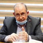 علی اصغر فانی در واکنش به معرفی مسعود فیاضی به عنوان وزیر پیشنهادی آموزش و پرورش بیان کرد: من چون ایشان را نمی‌شناسم نظری هم ندارم، زیرا به هر حال باید افراد را شناخت تا بتوان نسبت به آن‌ها اظهار نظر کرد. آموزش و پرورش در هر جامعه‌ای اهمیت ویژه‌ای دارد، ولی متاسفانه آموزش و پرورش در جامعه ما نزد مسئولان رده بالا از این جایگاه برخوردار نیست. فانی با بیان به اینکه زمانی دکتر حسابی در جایگاه وزیر آموزش و پرورش بوده‌اند، گفت: در این جایگاه افراد بزرگی همچون پروفسور حسابی، دکتر غلامحسین شکوهی و شهیدان باهنر و رجایی، مرحوم استاد پرورش و دکتر سید کاظم اکرمی بوده‌اند، بنابراین گزینه‌های پیشنهادی اگر بالاتر از این افراد نیست، حداقل پایین‌تر نباشد. وی با اشاره به ویژگی‌‎های مهمی که صاحب کرسی وزارتخانه اثرگذاری همچون آموزش و پرورش می‌تواند داشته باشد، گفت: وزیر آموزش و پرورش باید اول از همه سازمان و فرهنگ وزارتخانه را بشناسد؛ یعنی بداند این ۱۰۷ هزار مدرسه که در پراکندگی سرزمینی ما قرار دارند با چه چالش‌هایی مواجه هستند. وزیر آموزش و پرورش باید اولویت‌ها را بداند و نیروها را بشناسد فانی گفت: وزیر آموزش و پرورش همچنین باید اولویت‌ها را بداند و نیروها را بشناسد؛ زیرا قرار است در آینده مدیرکل‌های آموزش و پرورش استان‌ها و معاونانش را انتخاب کند. بنابراین او باید نیروها را بشناسد وگرنه برخی‌ها نفوذ می‎کنند و هرکسی که بخواهند به ایشان تحمیل می‌کنند. معلمان باید احساس کنند وزیر از جنس خودشان است وزیر اسبق آموزش و پرورش با تاکید بر محبوبیت وزیر میان معلمان گفت: نکته دوم که بسیار مهم است؛ مقبولیت وزیر آموزش و پرورش نزد فرهنگیان است. بیش از یک میلیون فرهنگی در کشور داریم که وزیر آموزش و پرورش باید در میان آن‌ها محبوبیت و مقبولیت داشته باشد. یعنی زمانی که به استانی سفر می‌کند و در جمع معلمان قرار می‌گیرد، معلمان با عزت با او برخورد کنند و احساس کنند که وزیر نیز یکی مانند خودشان است و از حقوق آن‌ها دفاع می‌کند. وی ادامه داد: شرط سوم این است که وزیر آموزش و پرورش باید از جامعه مکرم فرهنگیان باشد. وزیر آموزش و پرورش باید یک معلم باشد، گچ خورده باشد، کف مدرسه بوده باشد، مدارس چند شیفته را دیده باشد و بداند کلاس چند پایه یعنی چه؟ وقتی‌‎ می‌گوییم کلاس پنج پایه یا شش پایه یعنی از پایه اول تا ششم در یک کلاس درس جمع شده‌اند. وزیر آموزش و پرورش باید برنامه راهبردی داشته باشد فانی با تاکید بر اینکه وزیر باید برنامه راهبردی داشته باشد، گفت: ویژگی چهارمی که وزیر آموزش و پرورش باید داشته باشد این است که در عین حالی که دیدگاه تربیتی دارد؛ از رویکرد راهبردی استفاده کند و راهبردی بیاندیشد. با این تفاسیر هم بخش‌های جزئی و هم بخش کلان آموزش و پرورش مهم است و ما نمی‎توانیم هیچ کدام را فدای آن یکی کنیم. وزیر آموزش و پرورش باید پست‌های مدیریت قبل از وزارت را طی کرده باشد وزیر اسبق آموزش و پرورش گفت: شرط پنجم این است که وزیر باید مدارج مدیریتی را در آموزش و پرورش طی کرده باشد. کسی که وزیر آموزش و پرورش می‌شود باید حداقل دو سه مورد از پست‌های مدیریت قبل از وزیر را طی کرد باشد. به طور مثال رییس منطقه، مدیر استان، معاون وزیر و… بوده باشد و یک ارتقا پلکانی داشته، وگرنه موفق نخواهد شد. وی تاکید کرد: وزیر آموزش و پرورش باید یک شخصیت تحول‌گرا و ریسک‌پذیر باشد. او همچنین باید معتقد به سند تحول بنیادین بوده و خود را ملزم به اجرای آن سند بداند. فانی گفت: شرط هفتم این است شخص مسئول در این زمینه باید دارای قدرت نفوذ و رهبری بر سازمان را داشته و قابلیت برقراری ارتباط با فرهنگیان و عناصر خارج از آموزش و پرورش را نیز داشته باشد. وزیر باید قدرت چانه‌زنی با سازمان برنامه و بودجه را داشته باشد وزیر اسبق آموزش و پرورش گفت: آخرین شرط نیز این است که قدرت چانه زنی با سازمان برنامه و بودجه و اداره استخدامی را داشته باشد و تلاش کند که سهم آموزش و پرورش از GDP و بودجه عمومی را حداقل تا میانگین جهانی ارتقا دهد. وی در پاسخ به این سوال که در حال حاضر یکی از مشکلات آموزش و پرورش کمبود معلم است، وزیر آموزش و پرورش چطور باید این مساله را حل کند؟ گفت: مهم‌ترین رکن فرآیند تعلیم و تربیت معلم است. یعنی نسبت به کتاب، محتوای آموزشی، فضای آموزشی و حتی مقررات که همگی مهم هستند، معلم رکن اصلی است. فانی افزود: از این رو وزیر آموزش و پرورش بداند که باید در آینده بیشترین وقتش را روی نیروی انسانی اعم از بهسازی منابع انسانی موجود بگذارد، زیرا تعدادی نیروی انسانی ضعیف جذب آموزش و پرورش شدند که باید وضعیت آن‌ها بررسی شده و آن‌هایی که صلاحیت معلمی ندارند حذف شوند. همچنین لازم است برخی از معلمین به روز شوند. معلمان باید آیین نامه استخدامی خاص خودشان داشته باشند وزیر اسبق آموزش و پرورش گفت: معلم کارمند نیست و متاسفانه در این چندساله با معلم مثل کارمند توسط قانون مدیریت خدمات کشوری برخورد می‌شود. معلم نه کارمند و نه استاد دانشگاه است. معلمان باید یک آیین نامه استخدامی خاص خودشان داشته باشند. فانی وزیر اسبق آموزش و پرورش در پایان اظهار داشت: بحث ارزیابی از کارایی معلمان و رتبه‌بندی باید مورد توجه وزیر آینده قرار بگیرد. هر کسی از هر جریان سیاسی دارای این ویژگی‌ها باشد، مناسب است ولی اگر این ویژگی‌ها را نداشته باشد یقینا نمی‎تواند وزارت خانه پهن پیکر آموزش و پرورش را مدیریت و رهبری کند.
