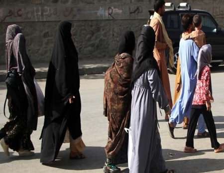  زنان فقط در دستشویی ها می توانند کار کنند!