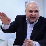 جزئیات افزایش حقوق ۱۴۰۱؛ از ۱۰ تا بالای ۳۰ درصد جزئیات افزایش حقوق ۱۴۰۱؛ از ۱۰ تا بالای ۳۰ درصد آنطور که رئیس سازمان برنامه و بودجه اعلام کرد در سال آینده افزایش حقوق کارکنان پلکانی و احتمالا از ۱۰ تا بالای ۳۰ درصد خواهد بود. به گزارش ایسنا، در بخشنامه بودجه سال ۱۴۰۱ دستگاه‌های دولتی مکلف شدند میزان افزایش حقوق کارکنان را به طور متوسط ۱۰ درصد در نظر بگیرند که اعلام این میزان با توجه به شرایط تورمی با واکنش‌هایی از جمله برخی نمایندگان مجلس همراه بود. اما این‌که جریان افزایش حقوق کارکنان در سال آینده به چه صورتی است، در حاشیه مراسم تودیع و معارفه رئیس هیات عامل صندوق توسعه ملی از میرکاظمی – رئیس سازمان برنامه و بودجه مورد سوال قرار گرفت و وی در پاسخ به ایسنا توضیحاتی ارائه کرد. نمی شود بخاطر کارکنان تمام مردم در سختی باشند میرکاظمی با بیان این‌که در سال آینده افزایش حقوق به صورت پلکانی انجام خواهد شد، اظهار کرد: بر این اساس تلاش بر این است که حداقل افزایش اعمال شده ولی حقوق‌های پایین ممکن است تا بالای ۳۰ درصد نیز افزایش یابد اما کسانی که چندین بار افزایش حقوق داشته‌اند کمترین درصد رشد را خواهند داشت، بنابراین افزایش حقوق برای تمامی کارکنان یکسان نیست. وی با اشاره به این‌که در حال حاضر در یک چرخه منفی حقوق قرار گرفته‌ایم، یادآور شد: اکنون به طور مرتب تورم ایجاد می‌شود و به دنبال آن حقوق‌ها افزایش پیدا می‌کنند که برای تامین منابع آن خلق پول شده و به دنبال این جریان با افزایش پایه پولی و افزایش نقدینگی تورم رشد می‌کند به عبارتی ۲۰ درصد افزایش حقوق برای کارکنان اعمال می‌کنیم، ولی تورم برای عموم مردم ایجاد می‌شود. دولت به سمتی حرکت خواهد کرد که خلق پول صورت نگرفته و به این صورت نباشد که برای پرداخت حقوق کارکنان که سهم محدودی در جامعه دارند تبعات و تورم آن کل مردم را تحت فشار قرار دهد. رئیس سازمان برنامه و بودجه ادامه داد: متاسفانه در حال حاضر بهم ریختگی بالایی در وضعیت حقوق وجود دارد به طوری که مصوباتی را گرفته‌اند که افزایش بالای حقوق را برای برخی کارکنان ایجاد می‌کند، اما مثلا جوان تحصیلکرده‌ای که تازه وارد سیستم می‌شود حقوق پایینی دارد، اما برنامه ما این است تا سه سال آینده بتوانیم شرایط را تغییر دهیم. در بودجه 1401 از منابع صندوق استفاده نخواهد شد اما در ادامه رئیس سازمان برنامه و بودجه در پاسخ به سوال دیگر ایسنا مبنی بر استفاده دولت در بودجه سال جاری و بودجه سال ۱۴۰۱ از منابع صندوق توسعه ملی توضیح داد: ما به هیچ عنوان برنامه‌ای برای استفاده از منابع صندوق توسعه ملی در بودجه سال آینده نخواهیم داشت و به سمت خلق پول نمی‌رویم حتی این موضوع را در بخشنامه نیز تاکید کرده‌ایم. استفاده دولت از منابع صندوق توسعه ملی بودجه‌ای نخواهد بود مگر برای پیشرانی اقتصاد و پروژه‌های بخش خصوصی و ایجاد زیرساخت در توسعه کشور. میرکاظمی با بیان این‌که در بودجه امسال از منابع صندوق توسعه ملی استفاده شده است یادآور شد: این نیز براساس مصوبه قانون بودجه و مجوز صادره از مازاد ۲۰ درصد بوده که در نیمه اول سال استفاده شد و احتمالا در نیمه دوم سال نیز مورد استفاده قرار خواهد گرفت. رئیس سازمان برنامه و بودجه با اشاره به این‌که نگاه دولت قبل این بود که همانطور که پول وارد صندوق می‌شود در فشارهای اقتصادی و تنگناها نیز از آن استفاده کند، اظهار کرد: بر این اساس برداشت‌هایی از منابع صندوق صورت گرفته که در برخی موارد مانند مهار آب‌های مرزی اقدام پسندیده بود ولی در مواردی براساس ضروریات دولت صورت گرفته که تا حد ممکن سعی می‌شود اینگونه از منابع صندوق استفاده نکنیم هر چند منابعی که با مجوز رهبری برداشت شده به صورت تسهیلات است و باید بعد از بررسی و محاسبات صورت گرفته به صندوق بازگردد.