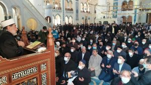 حضور احمدی نژاد در نمازجمعه شهر استانبول (عکس)