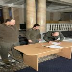 زلنسکی رئیس جمهور اوکراین درخواست عضویت اوکراین در اتحادیه اروپا را امضا کرد. در کنار او دنیس شمیگال، نخست وزیر اوکراین و روسلان استفانچوک رئیس مجلس، قرار دارند