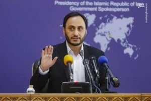 پرداخت حقوق کارکنان دولت در سال آینده بر اساس میزان بهره‌وری باشد 🔰 هیئت دولت در جلسه فوق‌العاده صبح امروز سه‌شنبه که به ریاست رئیس جمهور برگزار شد، ادامه رسیدگی به لایحه بودجه سال آینده کل کشور را در دستور کار قرار داد و تبصره‌های دیگری از این لایحه را بررسی کرد. 🔺رئیسی، رئیس جمهور در این جلسه با تاکید بر لزوم توجه به عدالت در پرداخت‌ها به کارکنان دولت در لایحه بودجه سال ۱۴۰۲ کل کشور، گفت: تامین معیشت و رفاه کارکنان دولت در بودجه سال آینده باید بر مبنای ایجاد توازن و اصل بهره‌وری صورت گیرد.