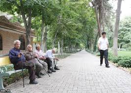فرهاد دژپسند در دادگاه بدوی به یکسال حبس محکوم شد/آیا این مقدار حبس برای #وزیری که حباب بورس را ایجاد کرد کافی است؟ 🔰مرداد ۱۳۹۹ یکی از تاریخ‌هایی است که شاید تا سال‌های سال فراموش نشود. تابستانی که بزرگ‌ترین حباب قیمتی بورس ترکید و سرمایه بسیاری از افراد در صف‌های فروش، آب رفت. 🔻در میان عوامل مختلفی که برای شرایط آن روزهای بورس عنوان می شود، ‌شاید اصلی‌ترین متهم،‌ تیم اقتصادی دولت دوازدهم باشد. کافیست عبارت «دژپسند+بورس» را در گوگل جستجو کنید؛ انبوهی از مصاحبه‌های رنگارنگ را خواهید دید که از #ارزندگی_بازار سهام می‌گوید، مردم عادی را #دعوت به سرمایه گذاری در بورس می‌کند و افرادی را که به شکل گیری حباب قیمتی هشدار می‌دهند را #تمسخر می‌کند. 🔻حالا ‌برخی اخبار حاکی از این است که فرهاد دژپسند در ماجرای بورس،‌ #محکومیت_یکساله گرفته است